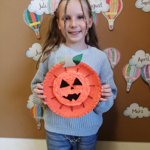 Mädchen mit Halloween Kürbis