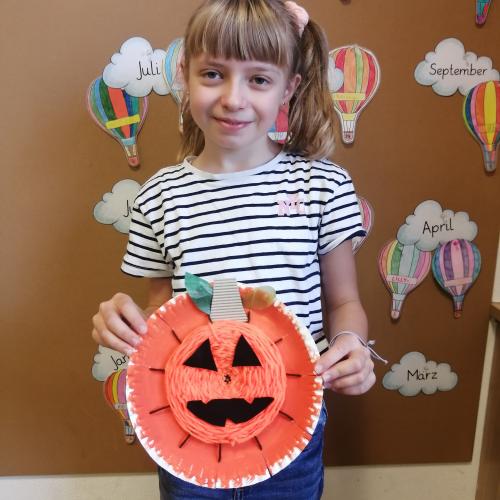 Mädchen mit Halloween Kürbis