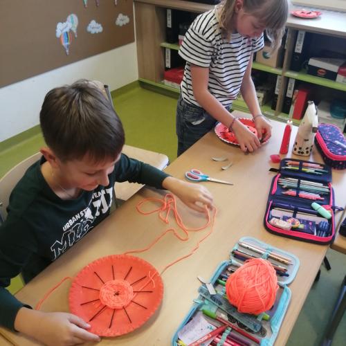 Kinder weben am Platz