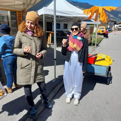 Schauspielerinnen Kira (Nelson der Pinguin) und Caroline (Fanny die Füchsin)