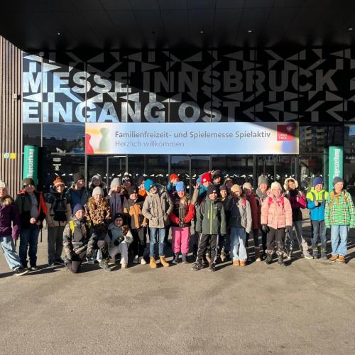 4a und 4b vor der Messehalle 