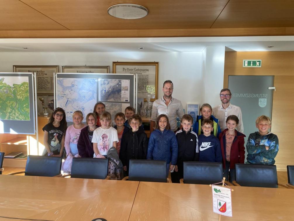 Gruppenfoto 4B Besuch Gemeinde