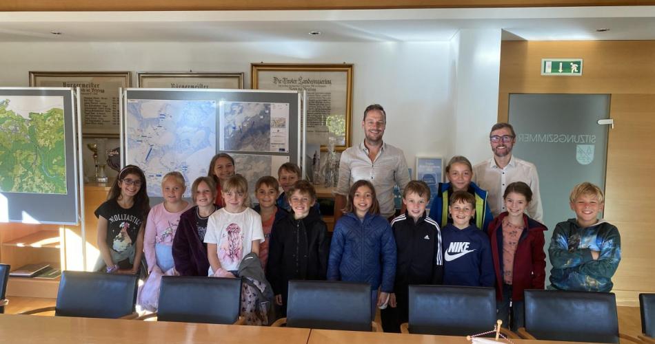 Gruppenfoto 4B Besuch Gemeinde