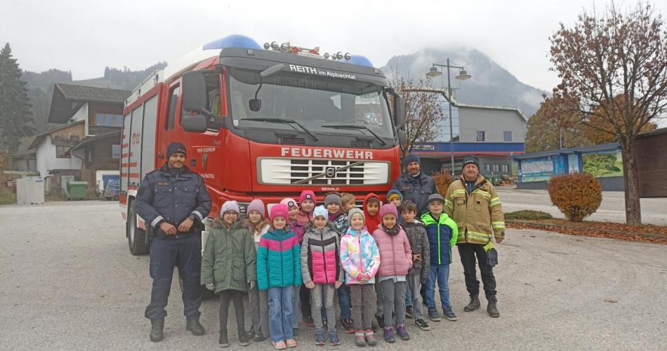 2b vor dem Feuerwehrauto
