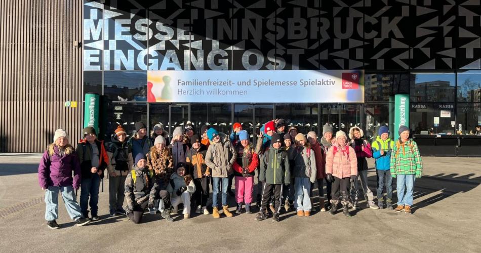 4a und 4b vor der Messehalle 